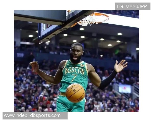 杰伦布朗半场表现稳定13投5中贡献17分4篮板3助攻1抢断次节独得10分